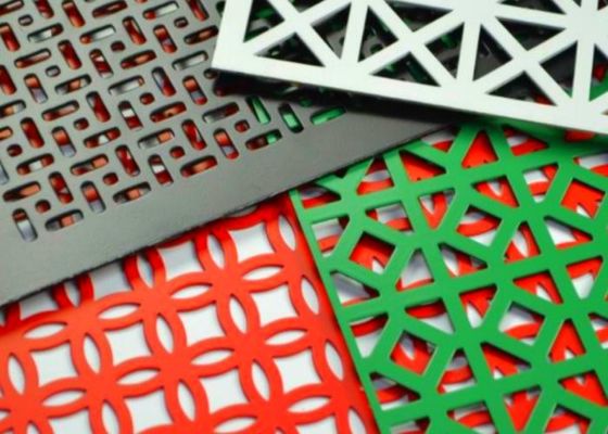 Υψηλή ανοικτή περιοχή διατρημένα φύλλα σιδηροδρομικού πλέγματος PVC επίχρισμα διακόσμηση Μέγεθος τρύπας 0,1 mm