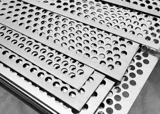 Καθαρό πλάτος 15-2000 mm Χτυπημένο φύλλο μετάλλου για βιομηχανίες και κατασκευές