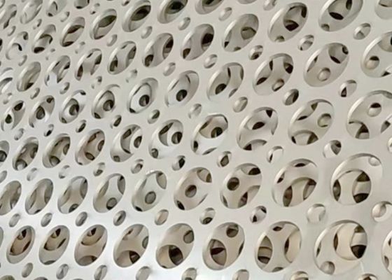 Επενδυμένο με ηλεκτρική επίστρωση διάτρητο μεταλλικό φύλλο με προσαρμόσιμα σχέδια οπών και αντοχή στη διάβρωση για αρχιτεκτονική και διακοσμήσεις