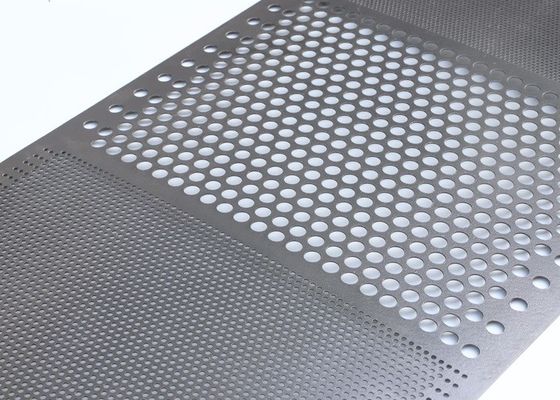 0.7mm λευκό διάτρητο φύλλο αλουμινίου με τετράγωνες τρύπες για διακόσμηση