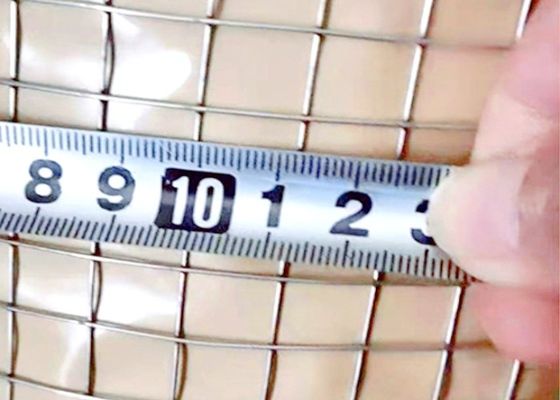 Ηλεκτρικά γαλβανισμένο συγκολλημένο σύρμα με μήκος κυλίνδρου 50 m και πλάτος 0,5 m για κλουβιά ζώων