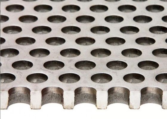 Το 16/65 ΜΝ ΜΝ Q355B τρύπησε πυκνά το φύλλο μετάλλων 1mm με διατρητική μηχανή στρογγυλό διατρυπημένο τρύπα φύλλο